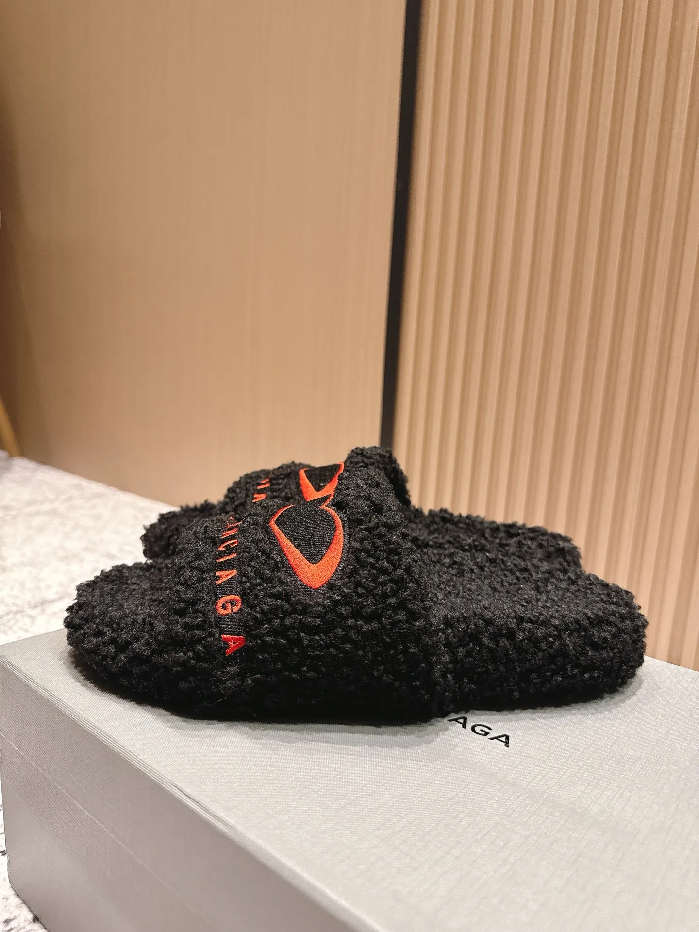 Factory direct sales p380🐘🐘Women's shoes, women's clothing, top version BALENCIAGA ~ Balenciaga fur slippers with new Balenciaga political Campaign logo embroidery! A favorite among European and American celebrities, celebrities, and internet celebrities, the upper is exquisite, hand-sewn and threaded, fluffy and soft against the skin.  This can be worn all year round! Wear it with socks in spring, autumn and winter, or wear it alone in summer. It looks good and is comfortable. The upper is wide, showing your feet and calves, and stepping into it is like bare feet on a carpet. It really matches, wears, and looks so good. When you put it on, it looks casual and simple fashion. It has a high-end feel and is invincible when you go out on the street! Size: 35-40